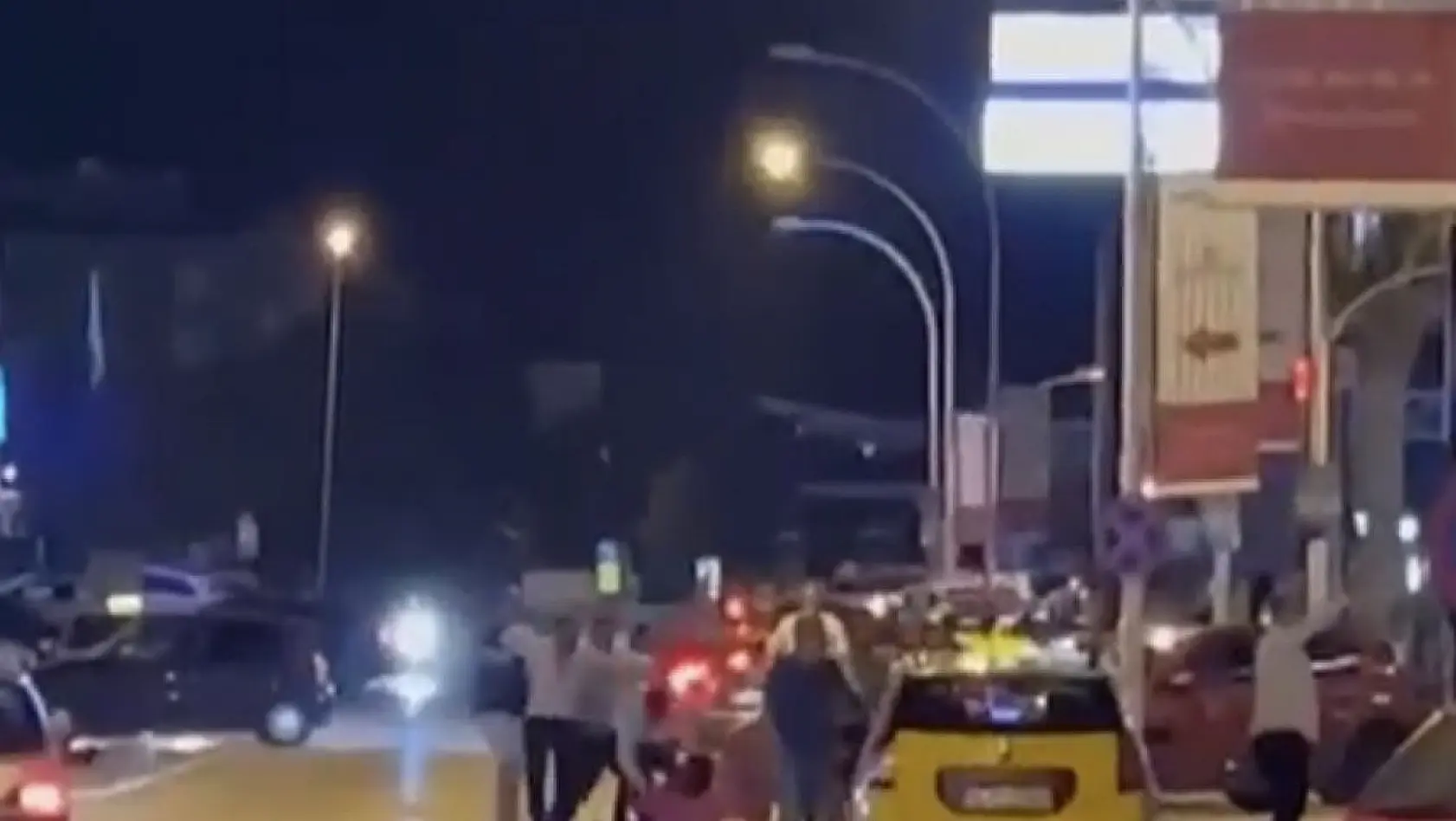Bursa'da eğlence çıkışı ortalık savaş alanına döndü: Kavga anı kameraya yansıdı