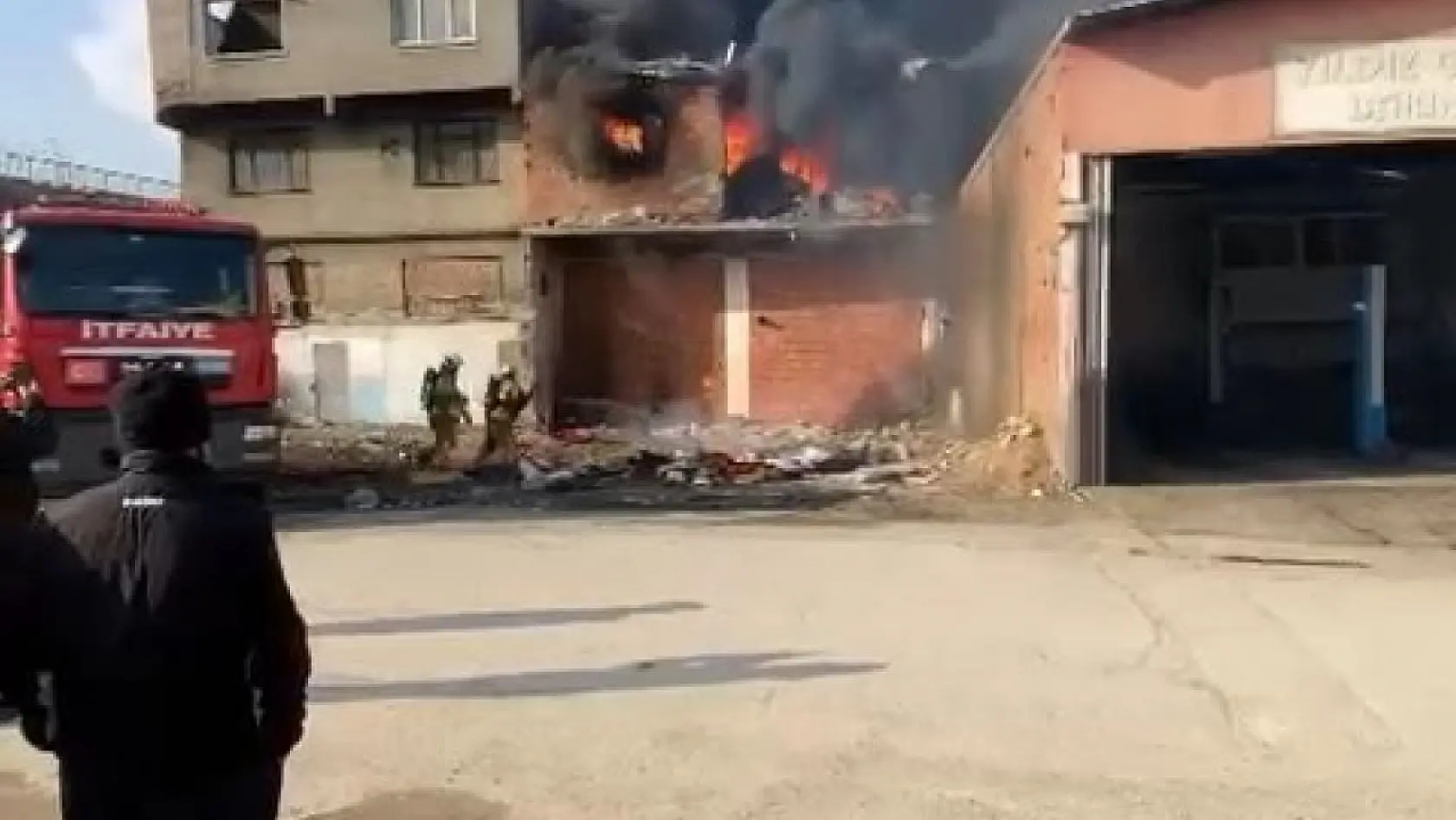 Bursa'da evin alev alev yanma anı kameralarda