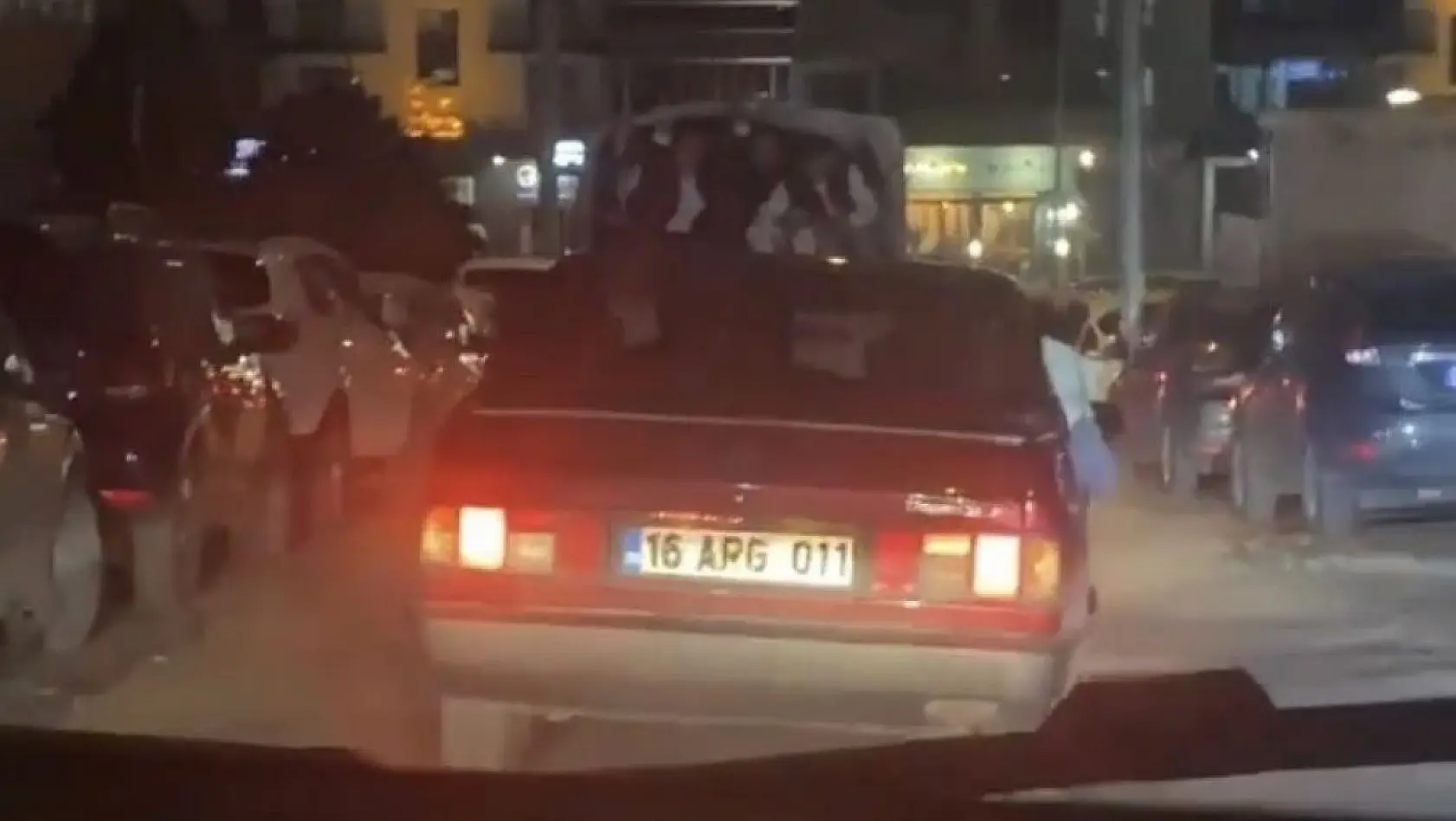 Bursa'da gençlerin kamyonetin arkasındaki tehlikeli yolculuğu kameralarda