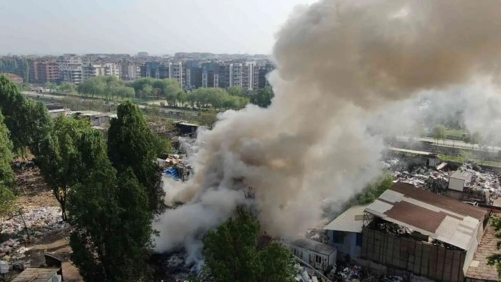 Bursa'da geri dönüşüm tesisindeki yangın havadan görüntülendi