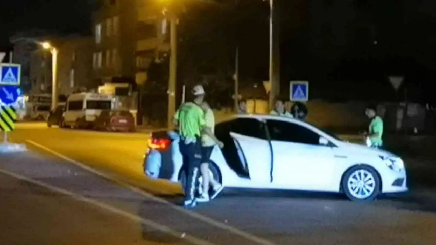 Bursa'da hareketli gece, 16 yaşındaki sürücü, havaya ateş açarak durduruldu, o anlar kamerada