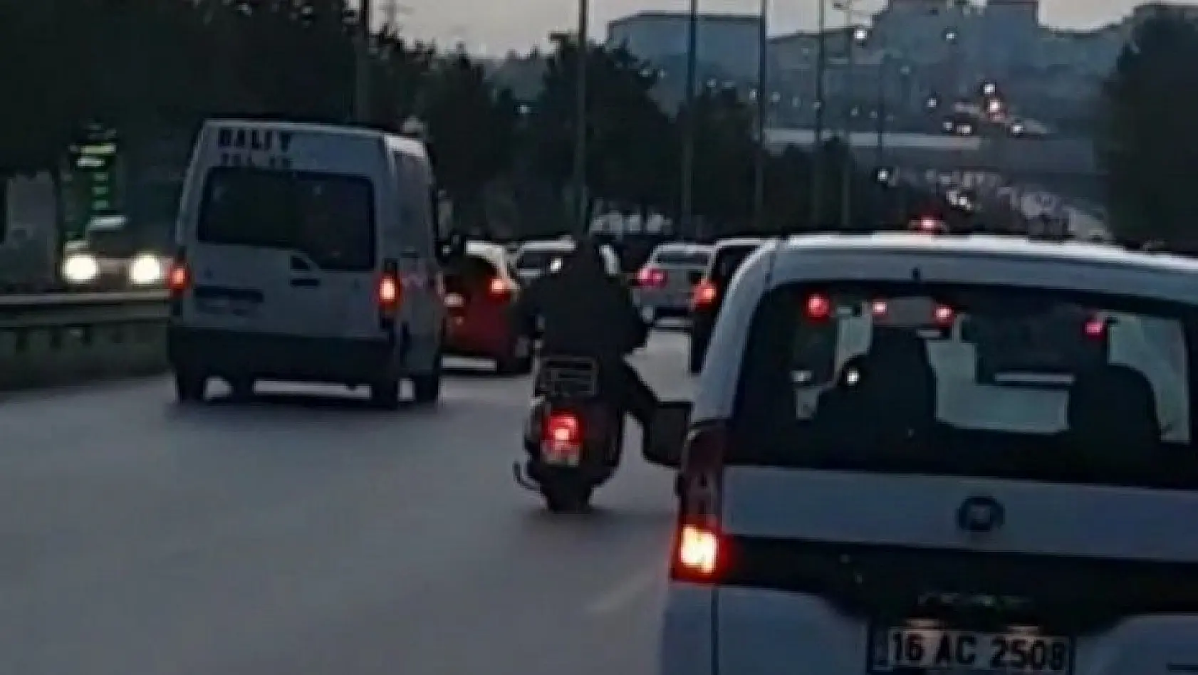 Bursa'da iki motosikletinin ilginç anları kameralara yansıdı