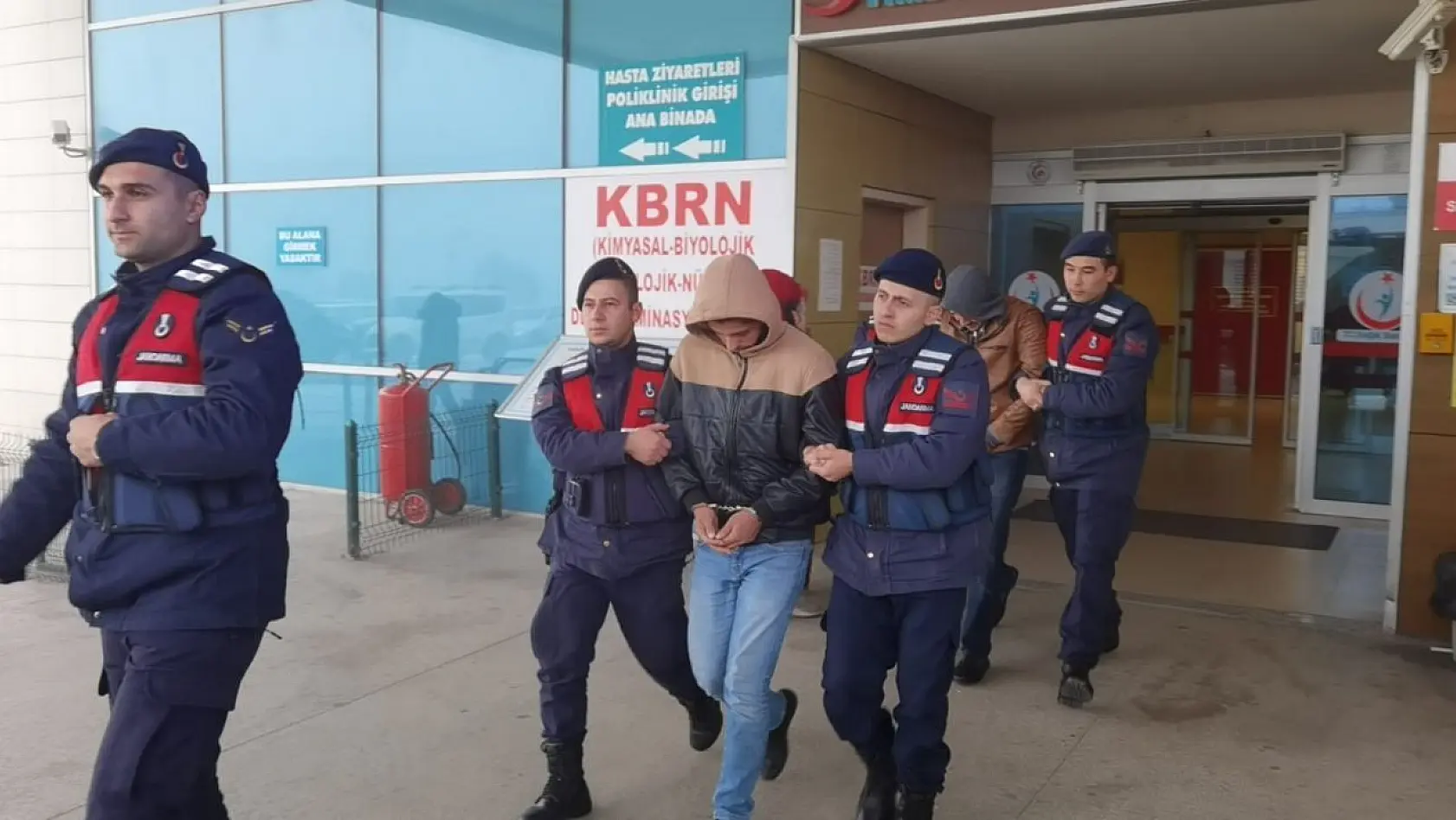 Bursa'da kadının altınlarını alan dolandırıcılar tutuklandı