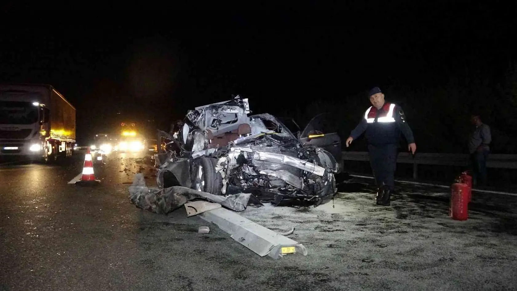 Bursa'da kamyona arkadan çarpan lüks otomobil hurdaya döndü: 1 ölü