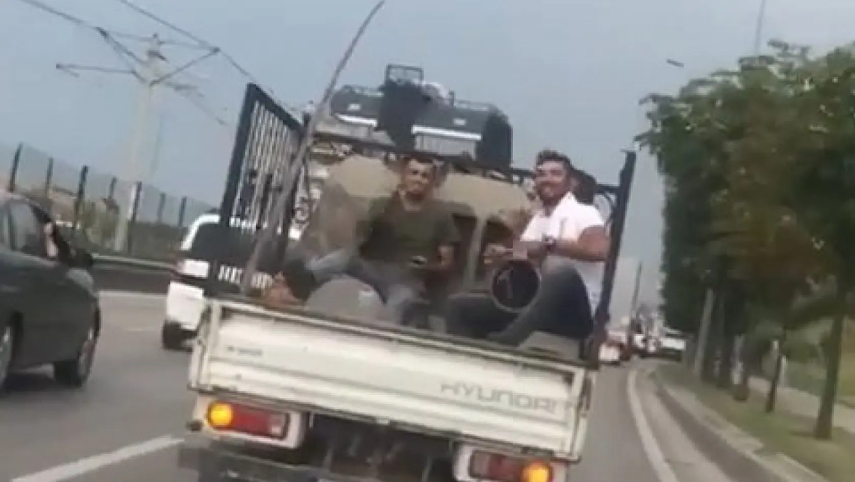 Bursa'da kamyonet arkasında tehlikeli yolculuk kamerada