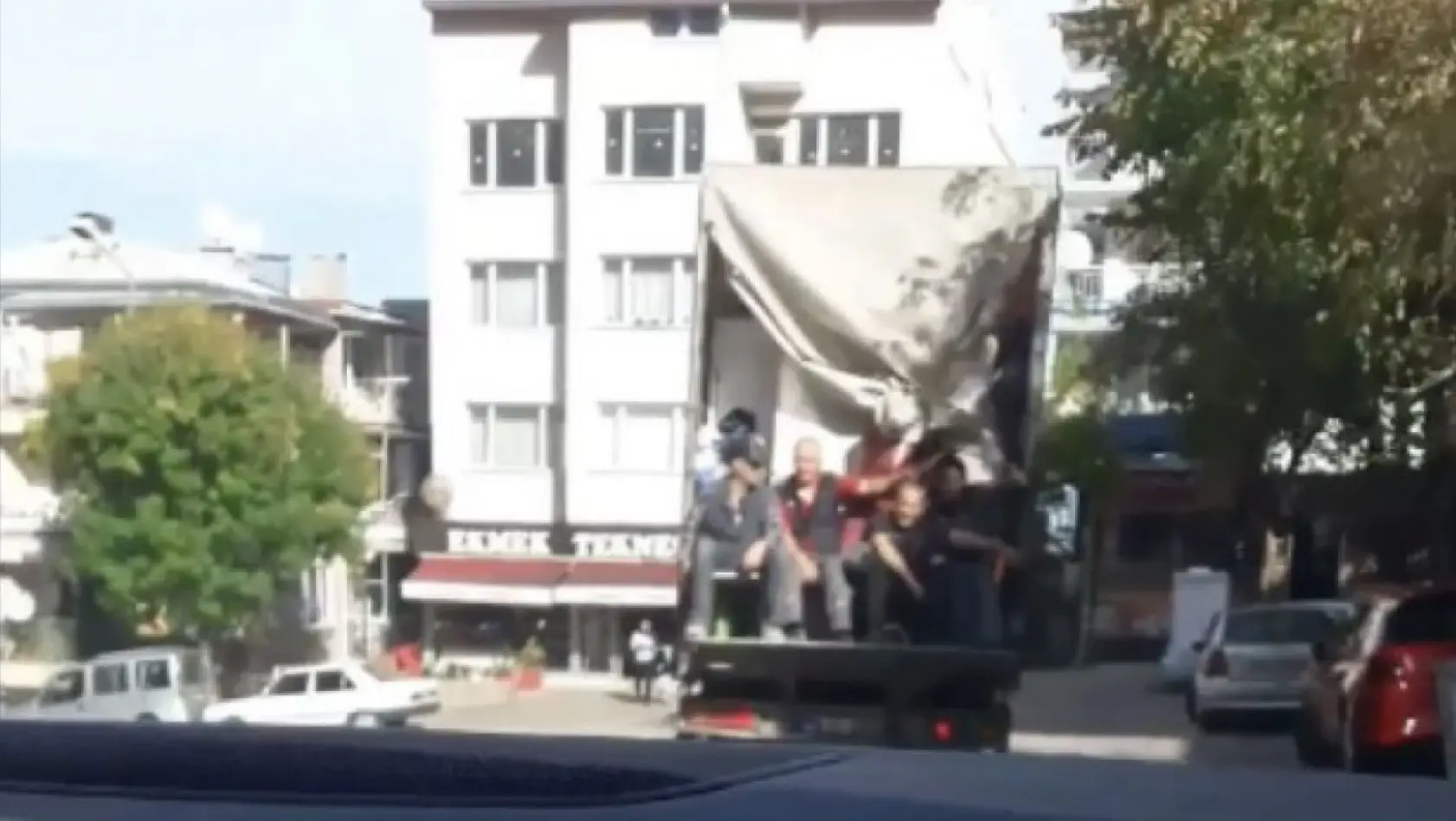 Bursa'da kamyonet kasasında tehlikeli yolculuk kameralarda