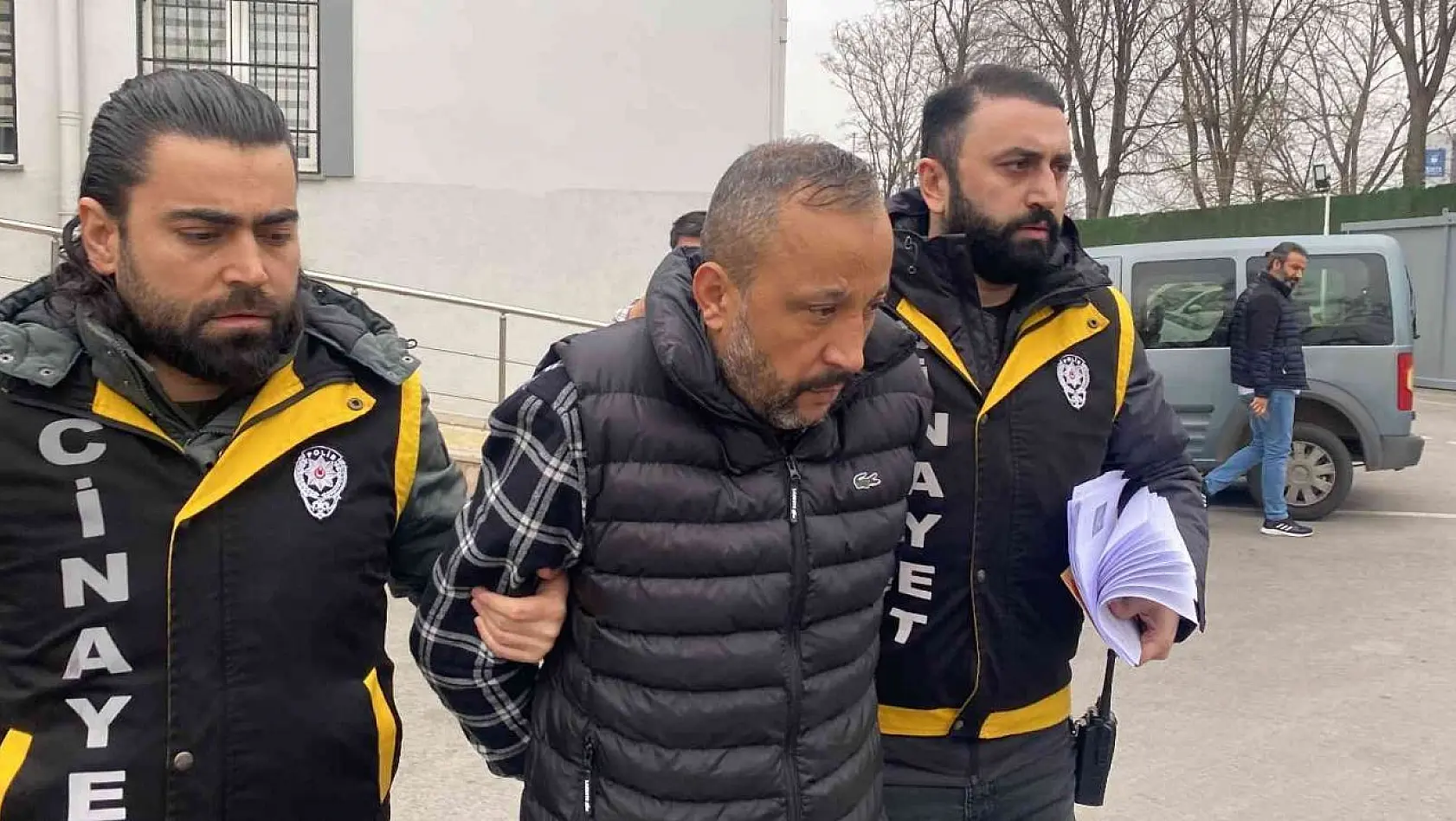 Bursa'da kızının gözü önünde 41 yaşındaki kadını öldüren saplantılı aşık, adliyeye sevk edildi