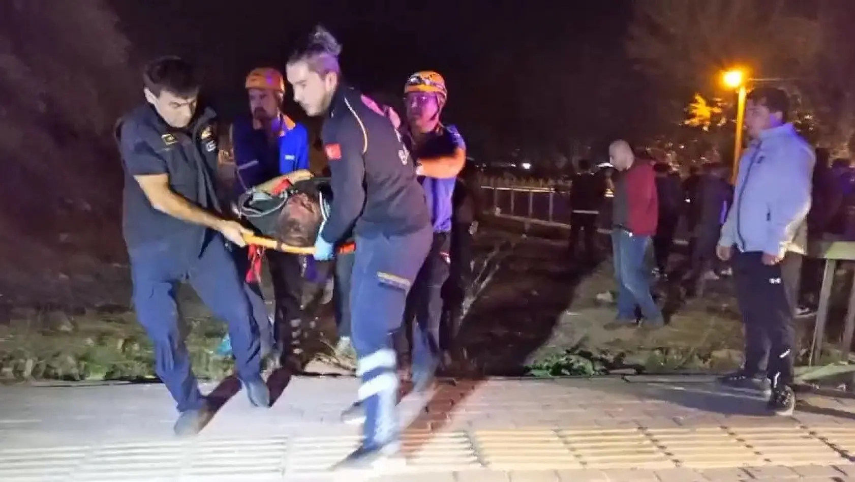 Bursa'da kontrolden çıkan hafif ticari araç 5 metre yükseklikteki köprüden uçtu : 1'i ağır 2 kişi yaralandı