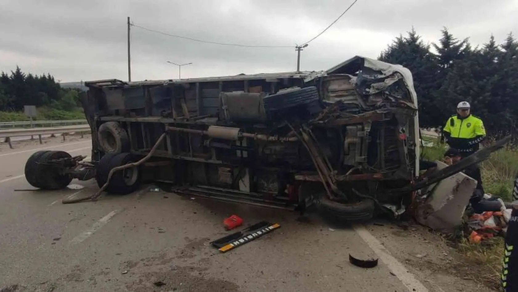 Bursa'da kontrolden çıkan kamyon yan yattı: 1 yaralı