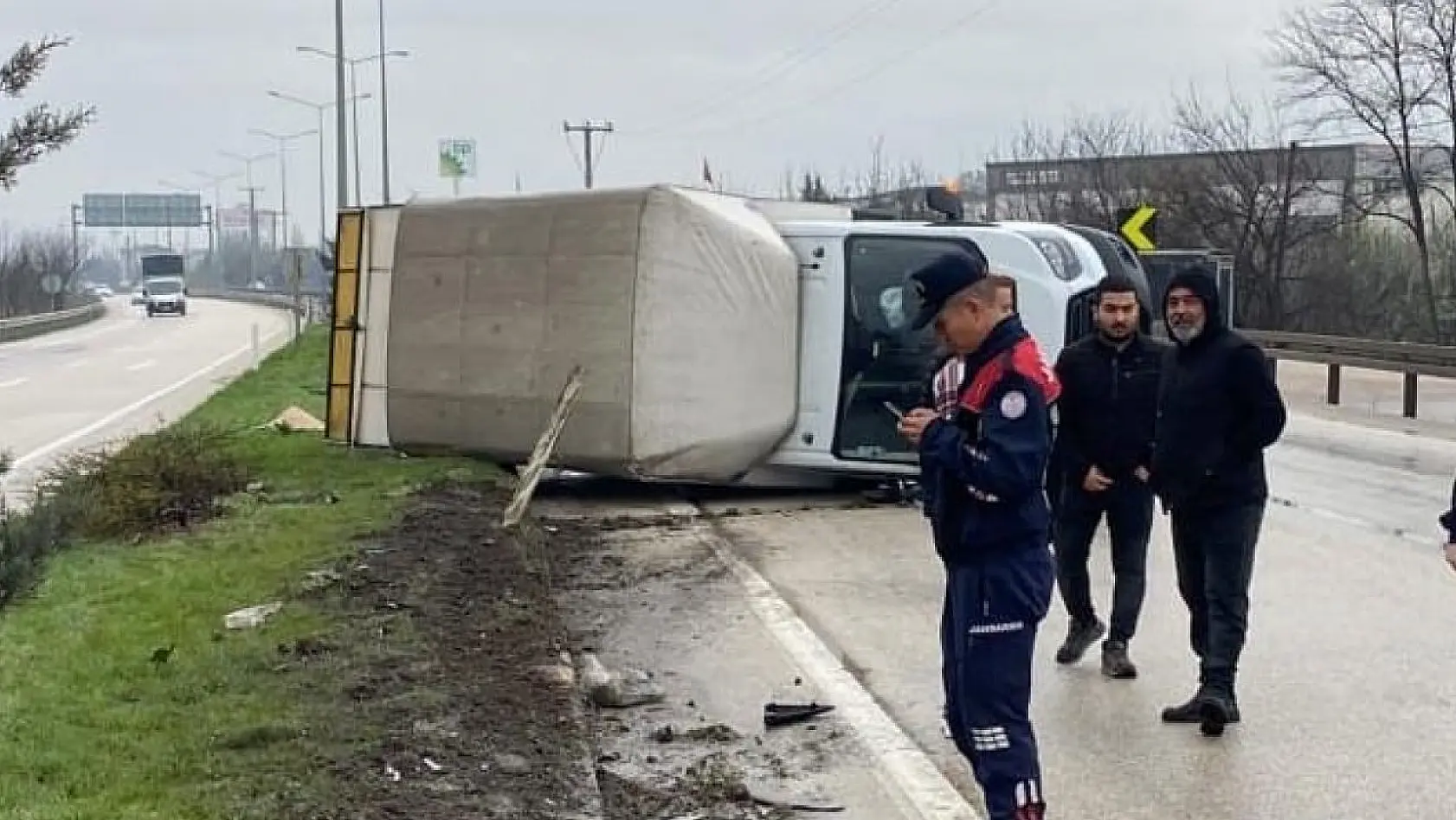 Bursa'da kontrolden çıkan kamyonet yan yattı: 1 yaralı