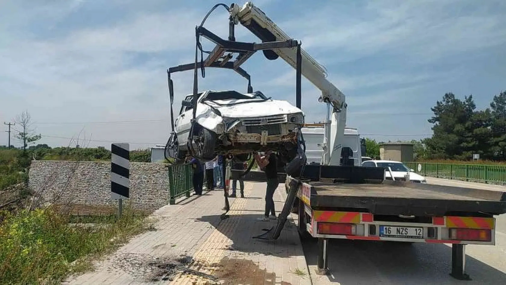 Bursa'da kontrolden çıkan otomobil köprüden uçtu: 2 yaralı