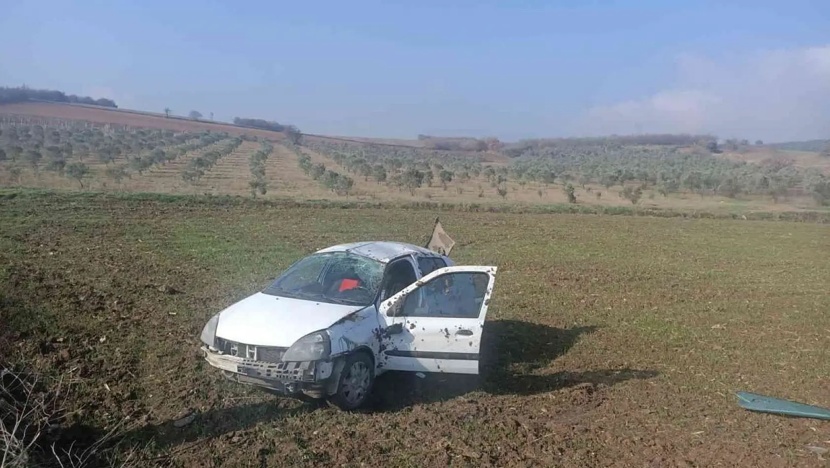 Bursa'da kontrolden çıkan otomobil tarlaya uçtu: 3 yaralı
