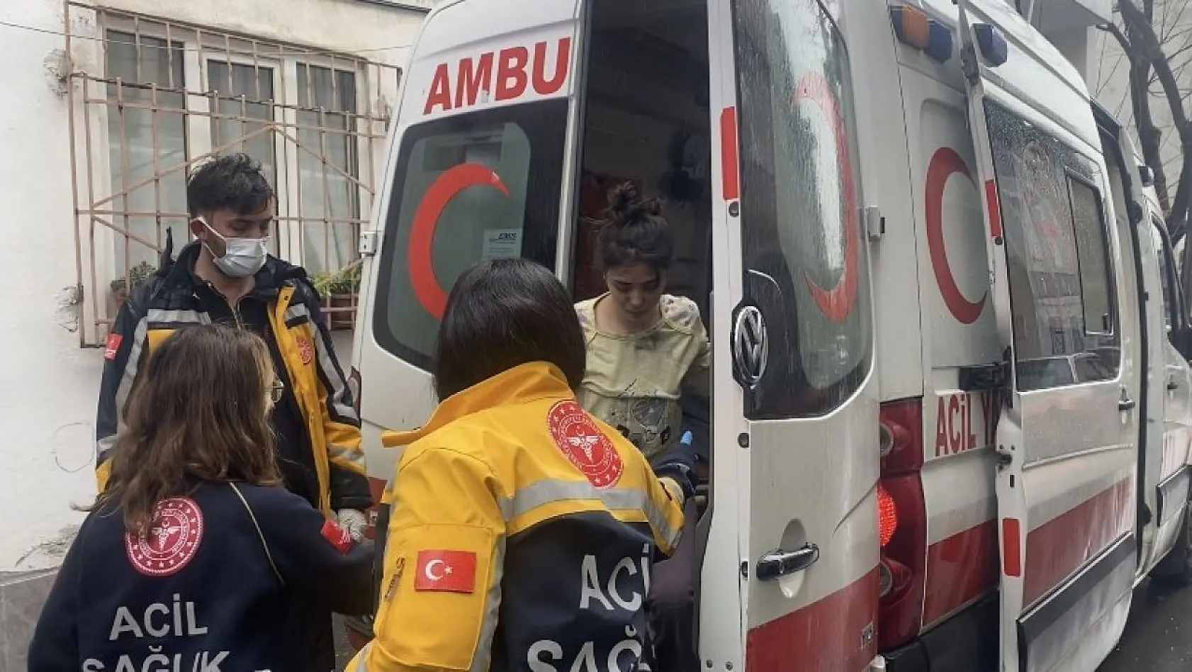 Bursa'da korkutan yangın: Yatalak nine ve torunu evden son anda çıkartıldı
