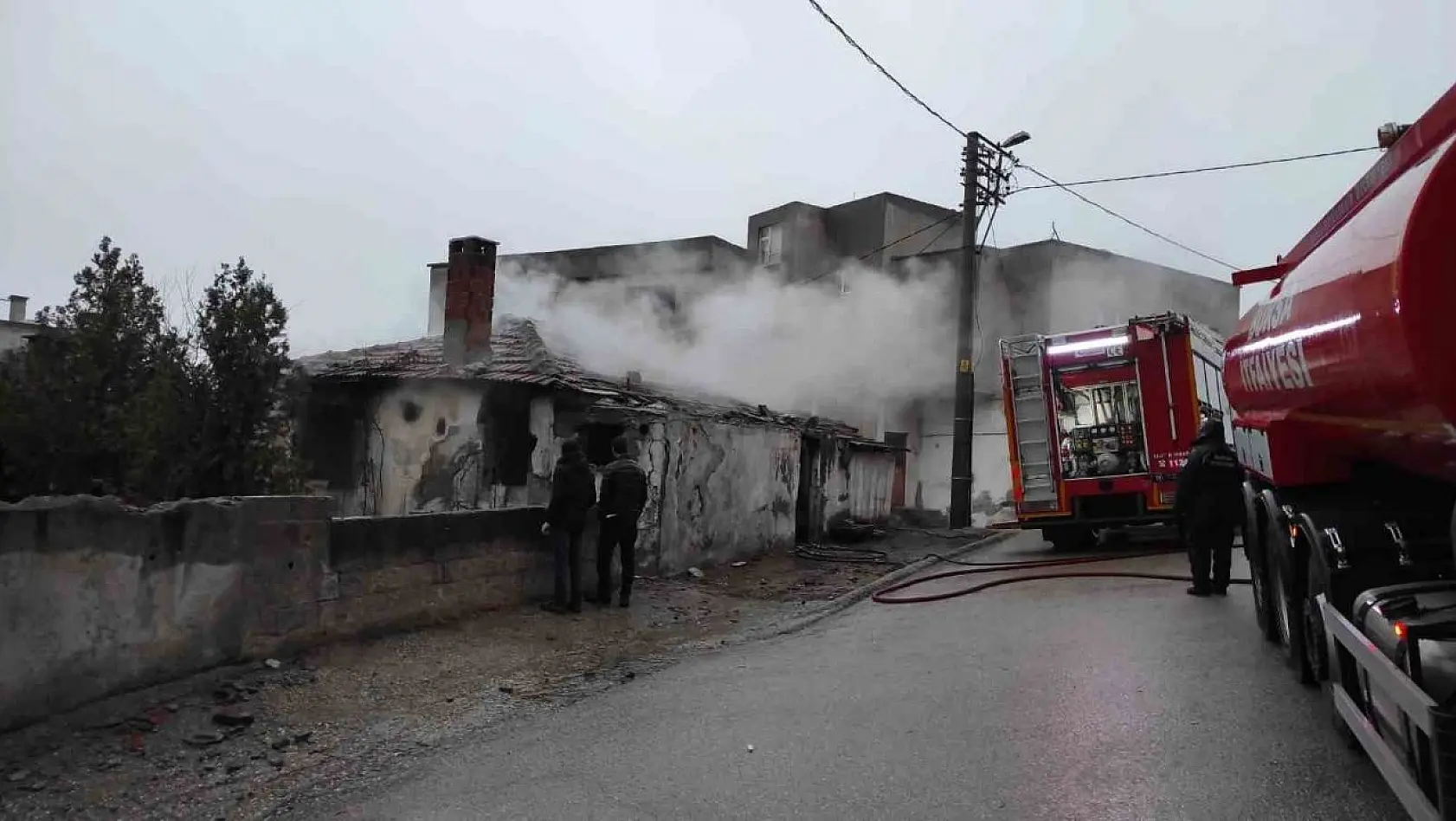 Bursa'da metruk binada çıkan yangın korkuttu
