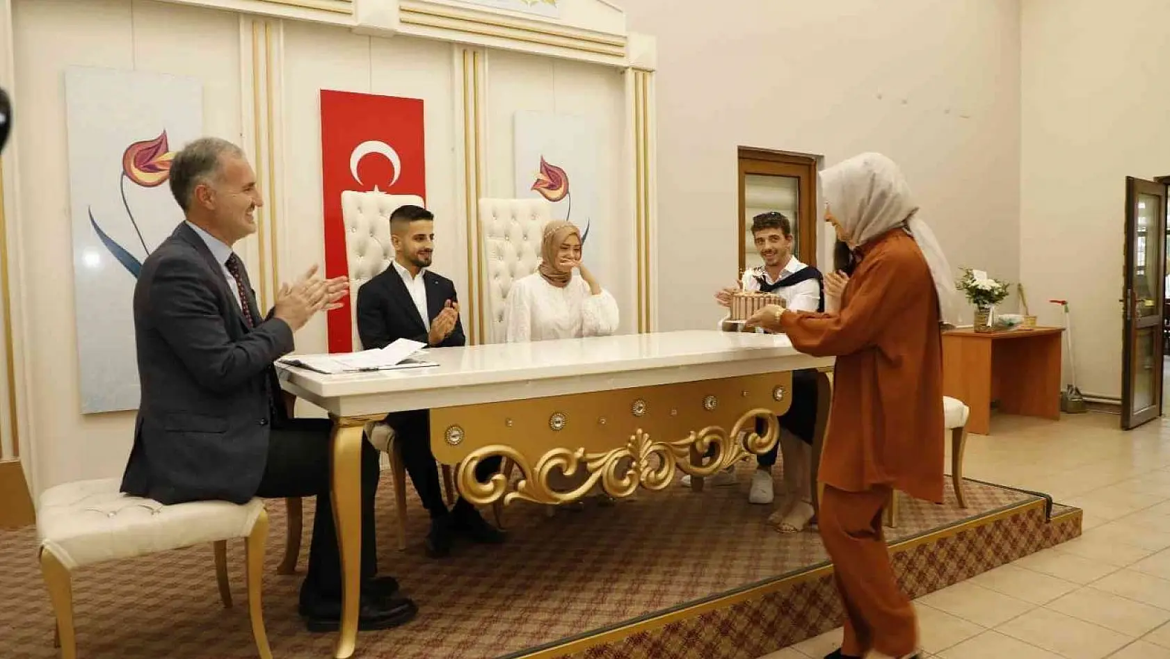 Bursa'da nikah masasında doğum günü sürprizi