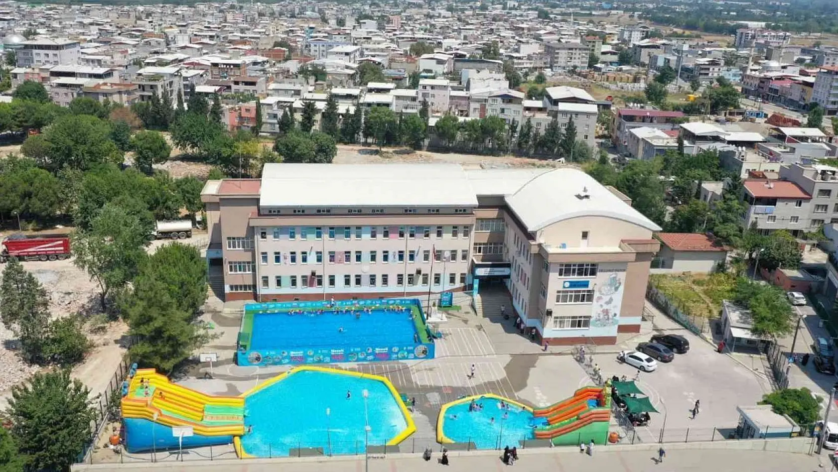 Bursa'da okul bahçeleri tatil köyüne dönüştü