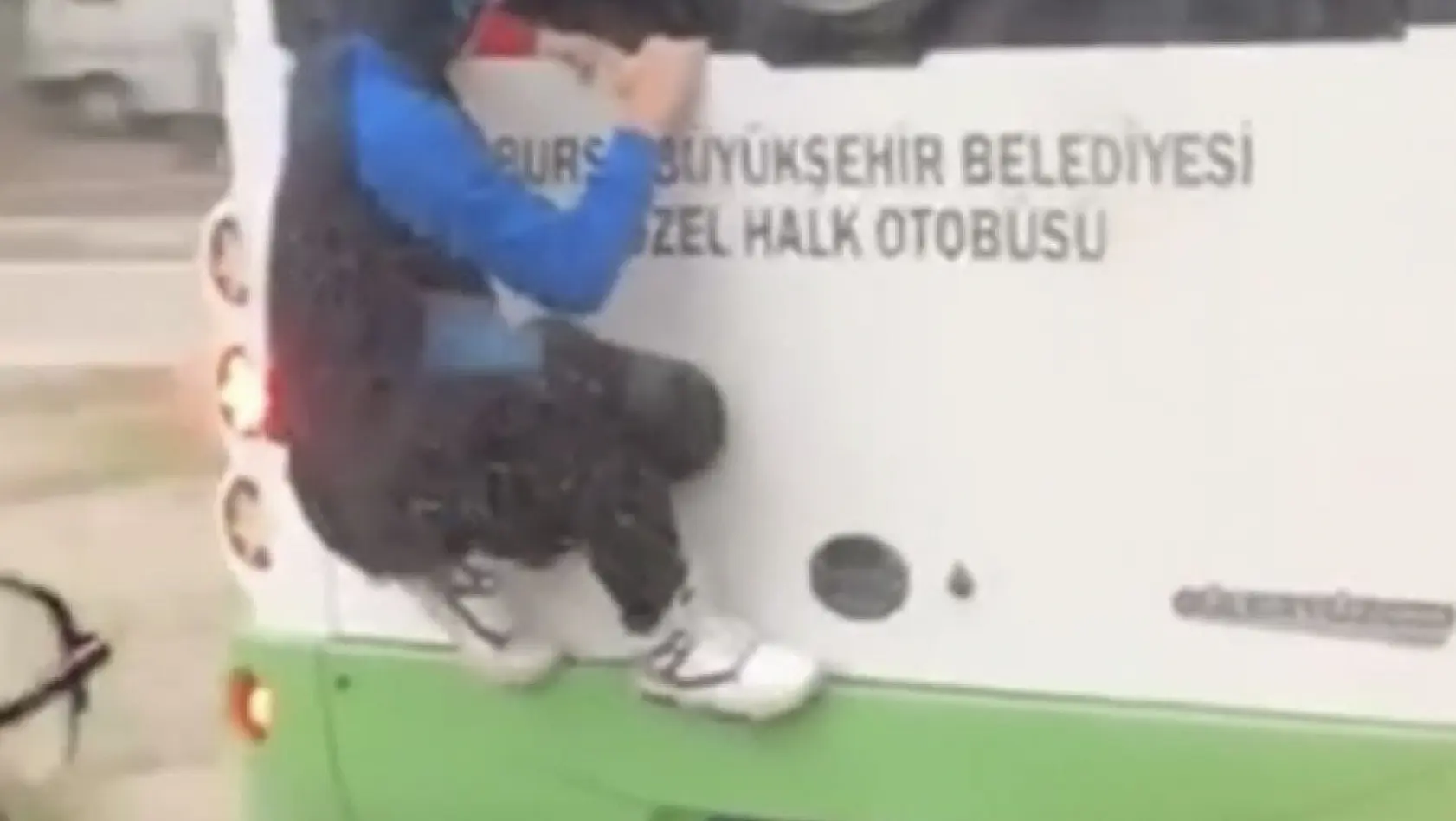 Bursa'da otobüse asılan örümcek çocuk kameraya yansıdı