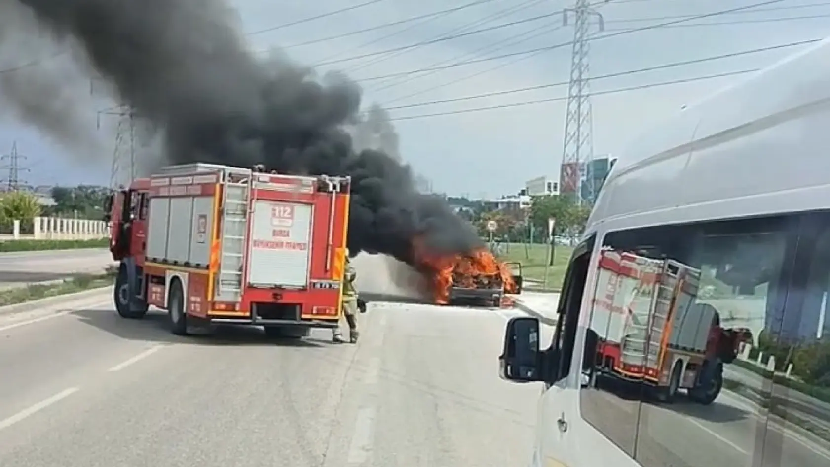 Bursa'da otomobil alev alev yandı, sürücüsü canını zor kurtardı