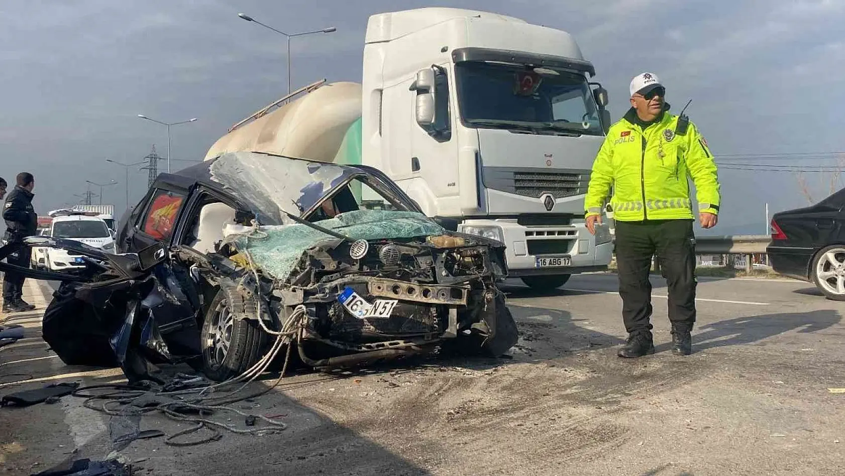 Bursa'da otomobil, kamyonete çarptı: 3 yaralı
