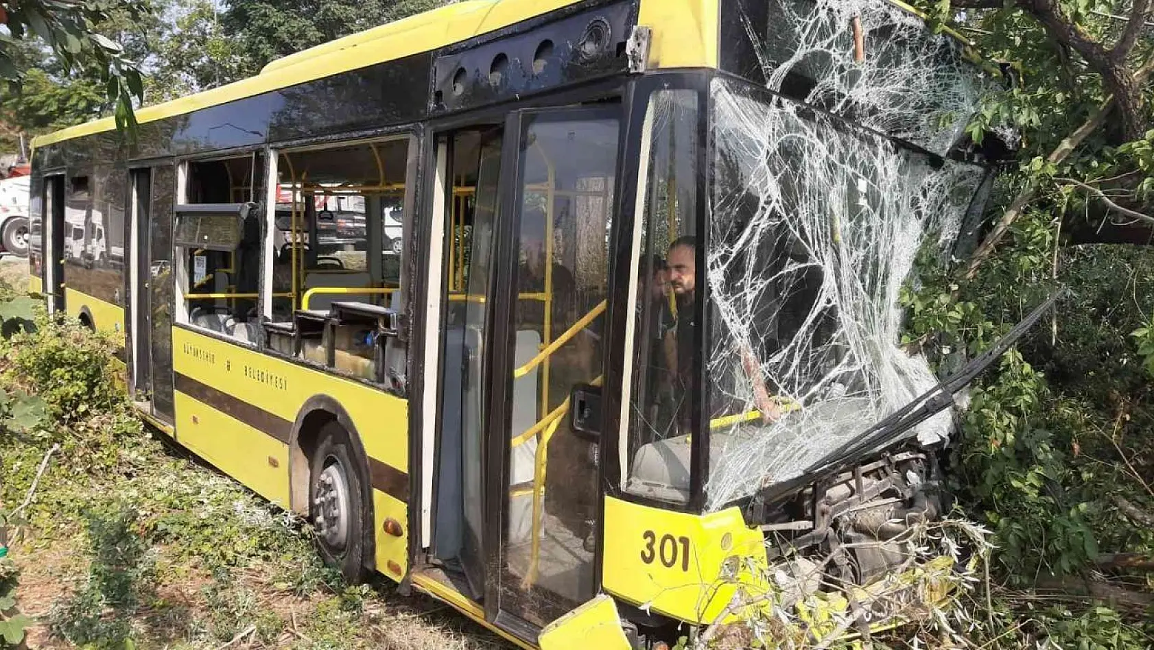 Bursa'da şehir içi otobüs arıza yapan kamyonete çarptı: 21 yaralı