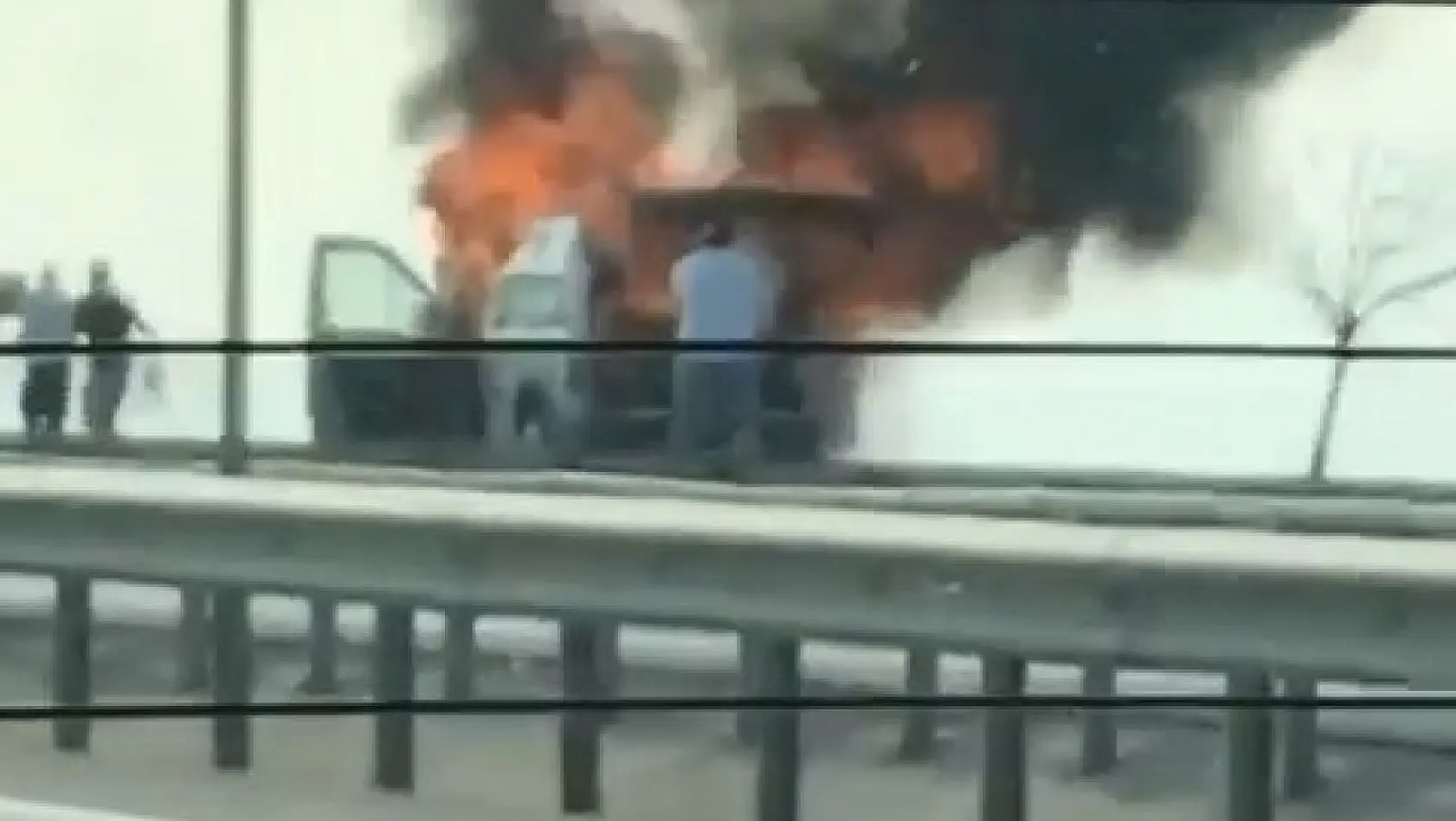 Bursa'da seyir halinde giden hafif ticari araç alev alev yandı