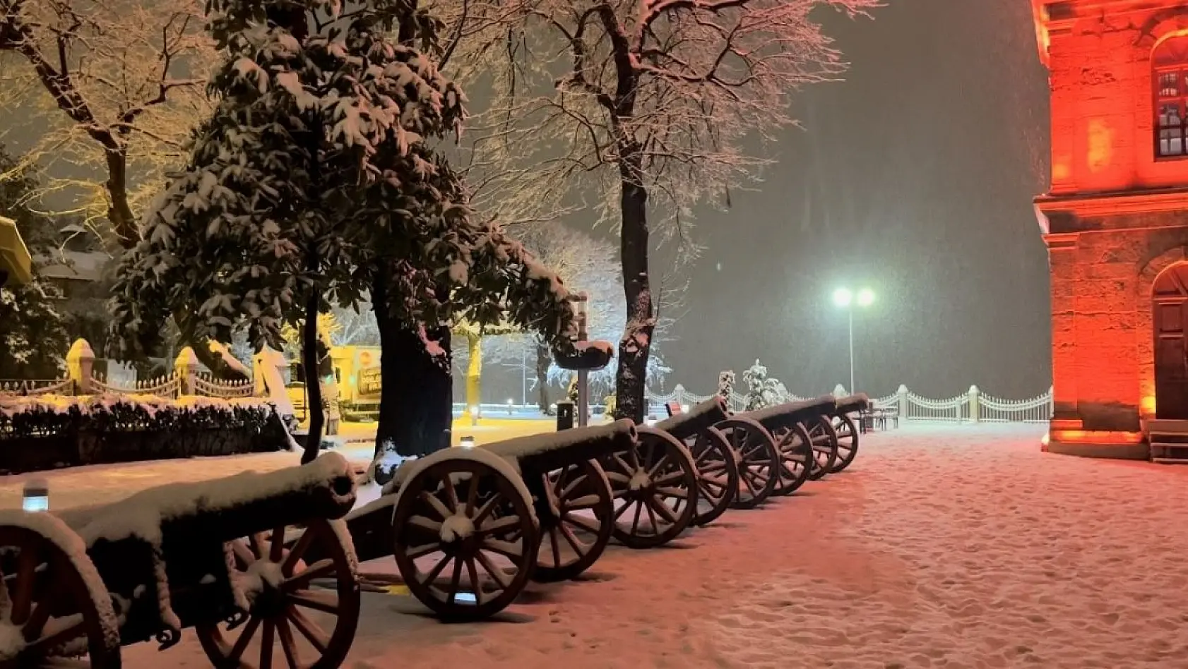 Bursa'da şiddetli kar yağışı etkisini gösterdi