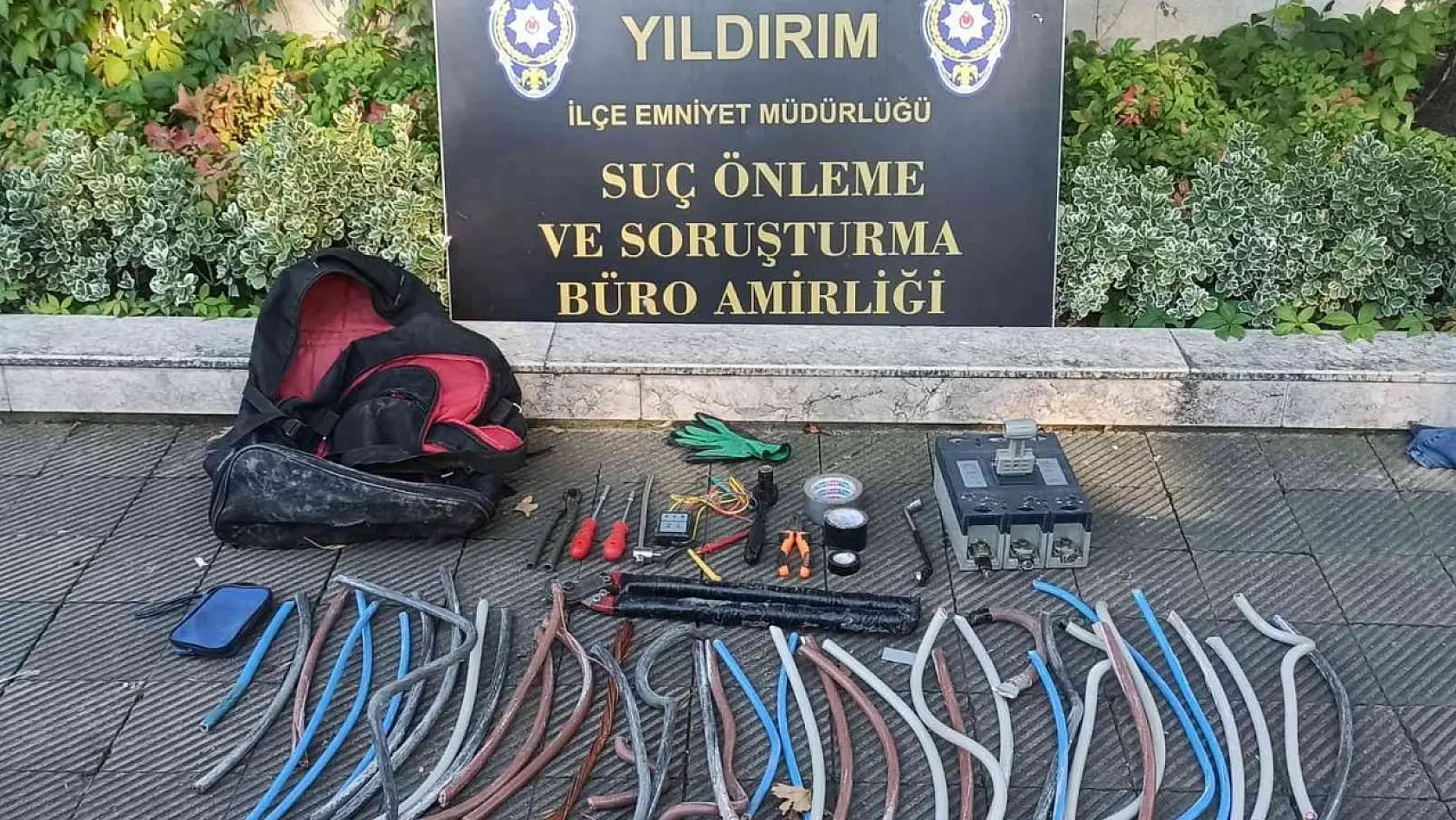 Bursa'da trafo fareleri yakayı ele verdi