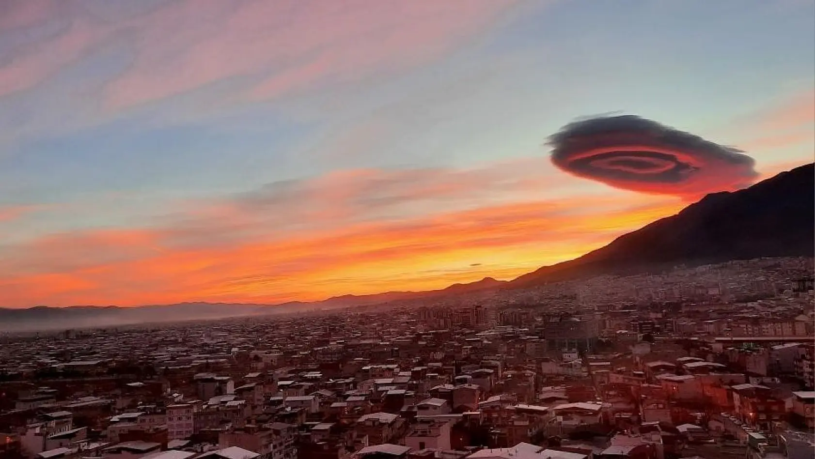 Bursa'da UFO'ya benzetilen mercek bulutlarla ilgili paylaşım