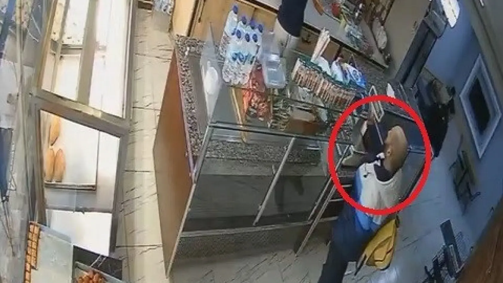 Bursa'da vicdansız hırsız pes dedirtti : Sadaka kutusunu çalarak kayıplara karıştı