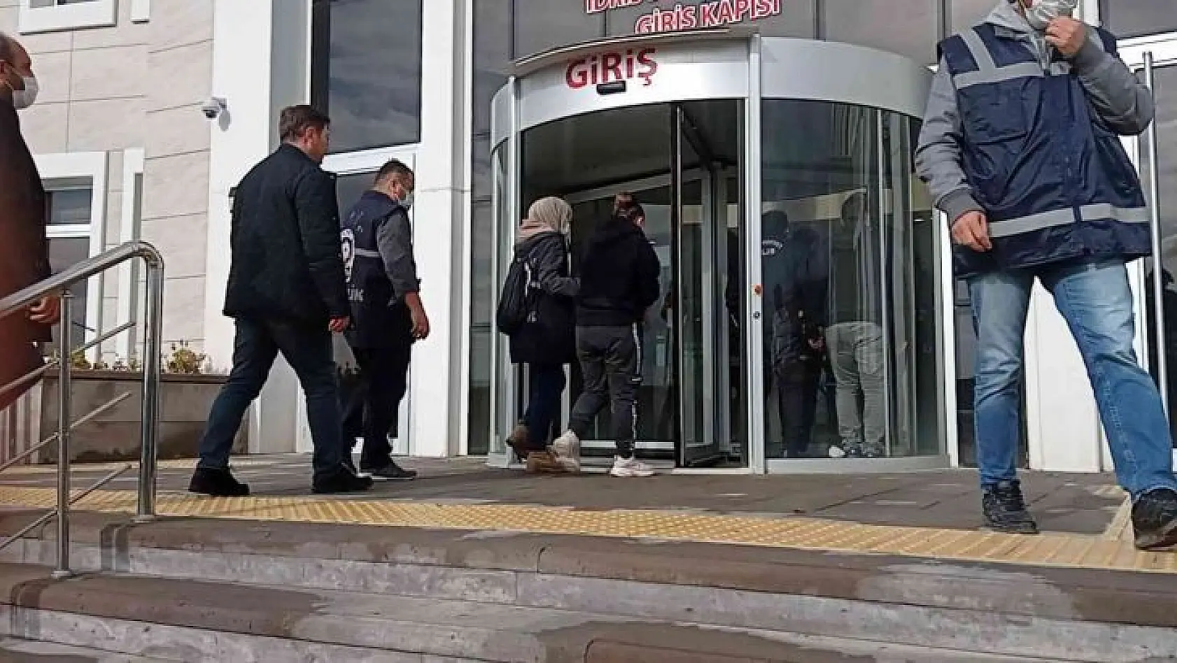 Bursa'da yakalanan 5 hırsız adliyeye sevk edildi