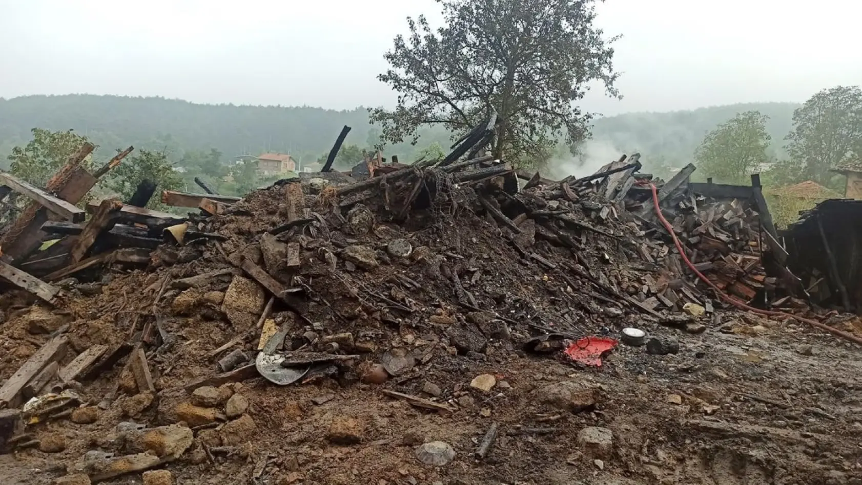 Bursa'da yangın, 3 kişilik aileyi evsiz bıraktı
