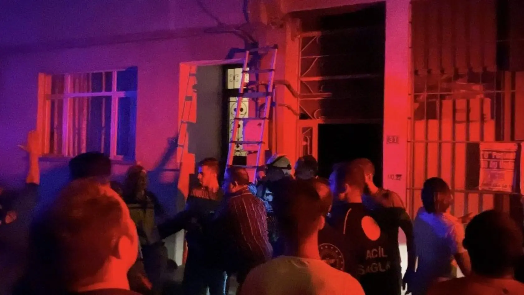 Bursa'da yangın paniği: Dumandan zehirlenen 6 kişiyi mahalleli böyle kurtardı
