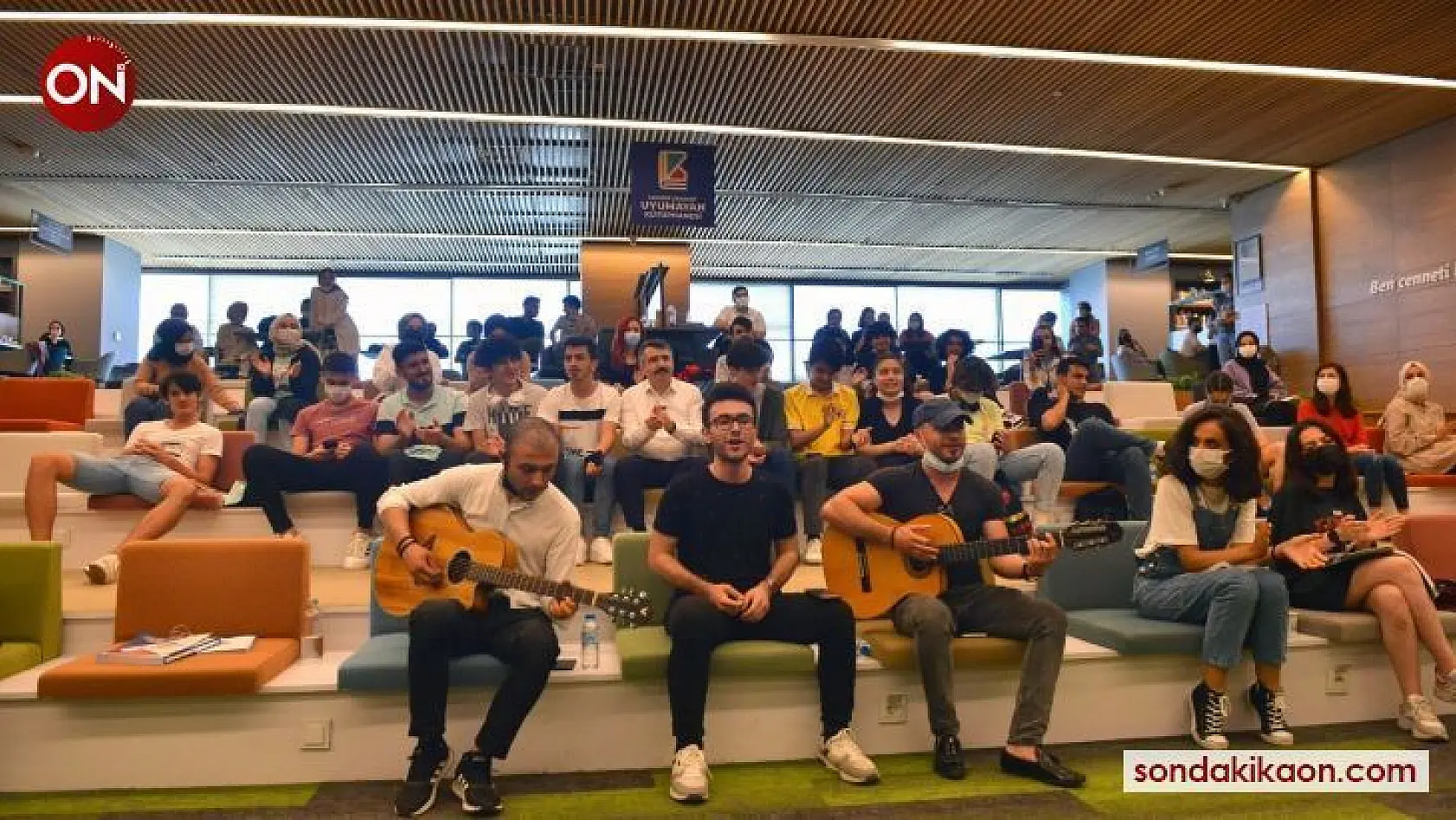 Bursa'da YKS'ye girecek öğrencilere kütüphanede sürpriz konser