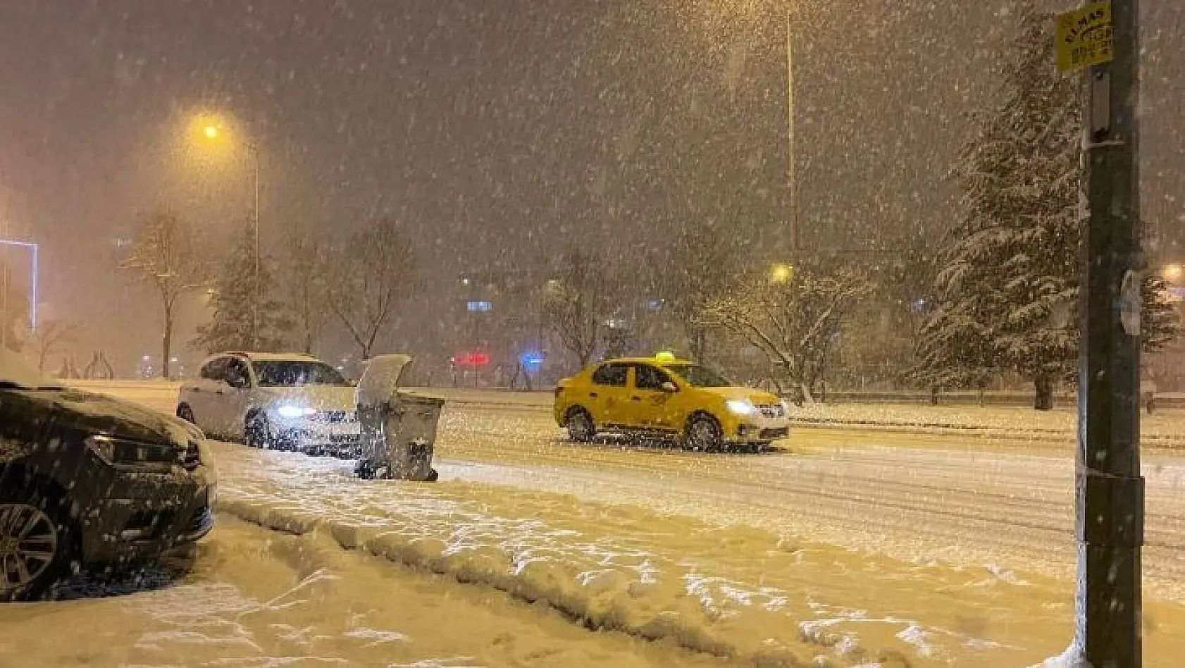 Bursa'da yoğun kar yağışı nedeniyle araçlar ilerlemekte güçlük çekti