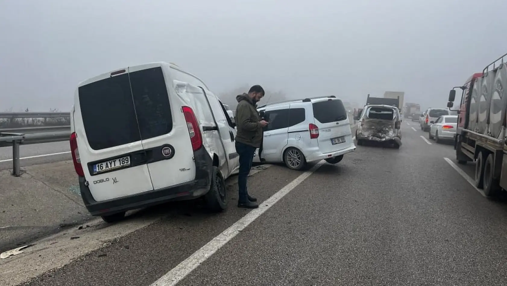Bursa'da yoğun sis nedeniyle 9 farklı noktada 22 araç kaza yaptı: 6 yaralı