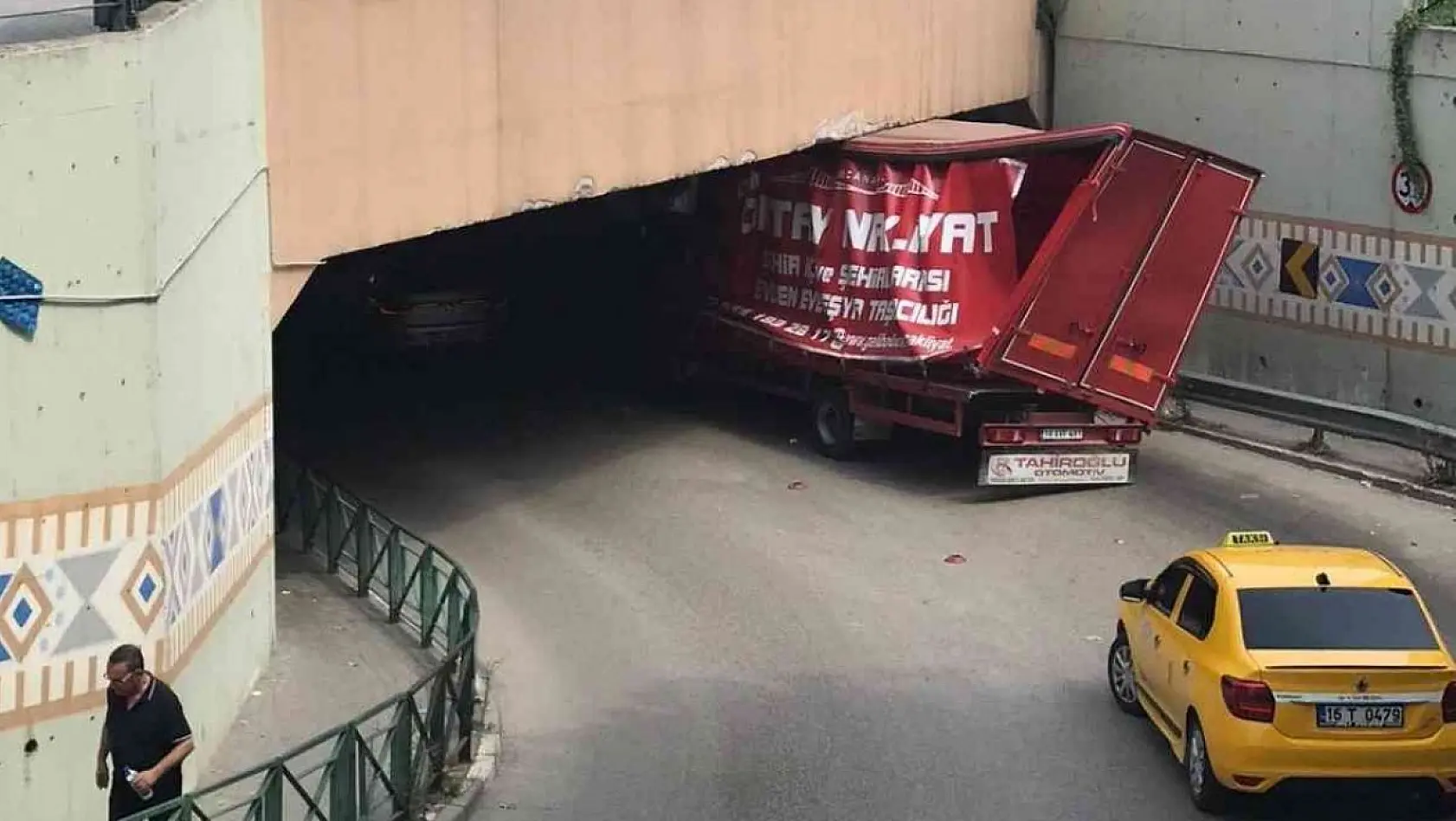 Bursa'da yüksekliği hesap edemeyen sürücüler üst geçit ve köprüye çarptı