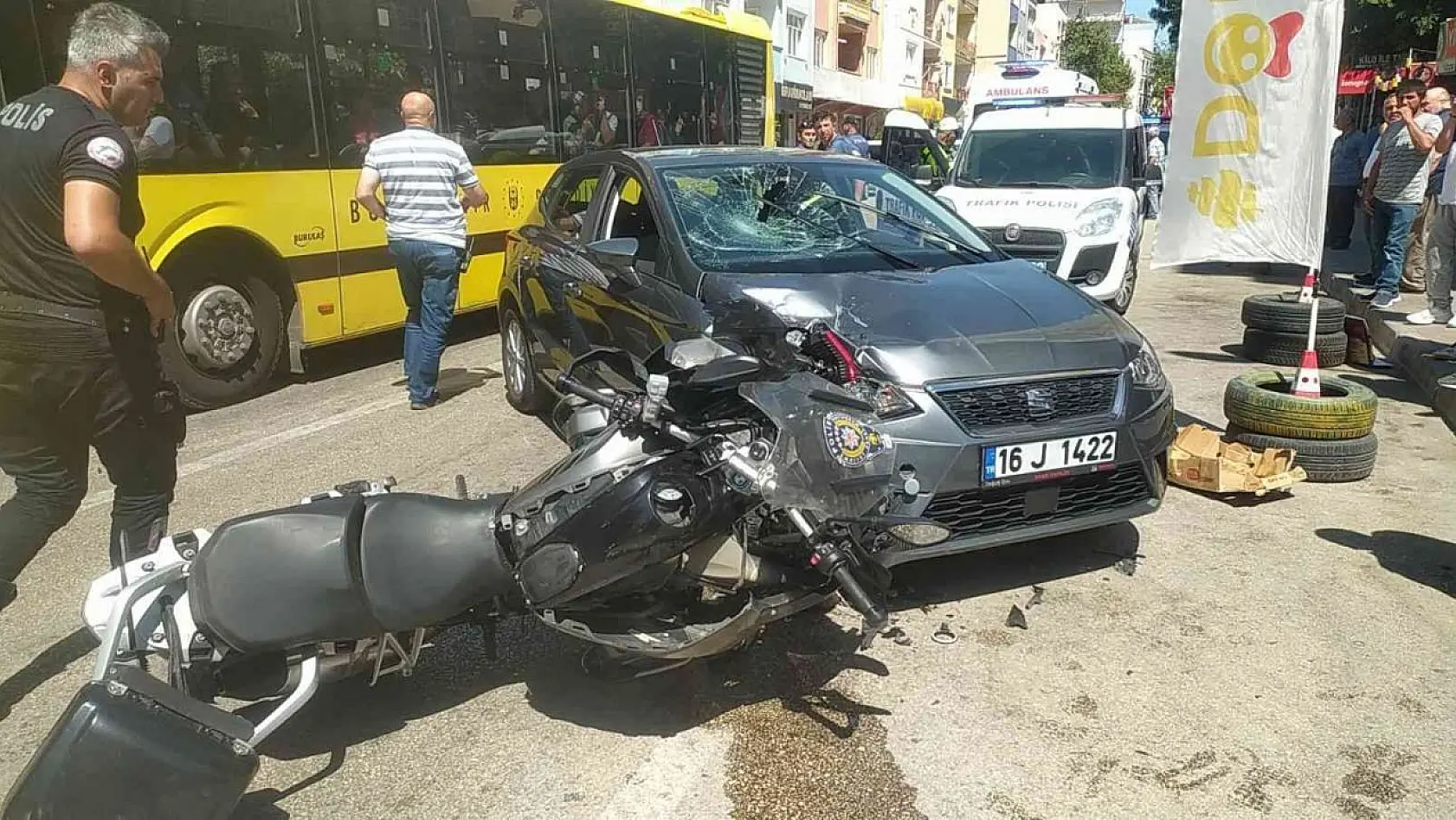 Bursa'da yunus polisleri ile otomobil çarpıştı: 2 polis yaralandı