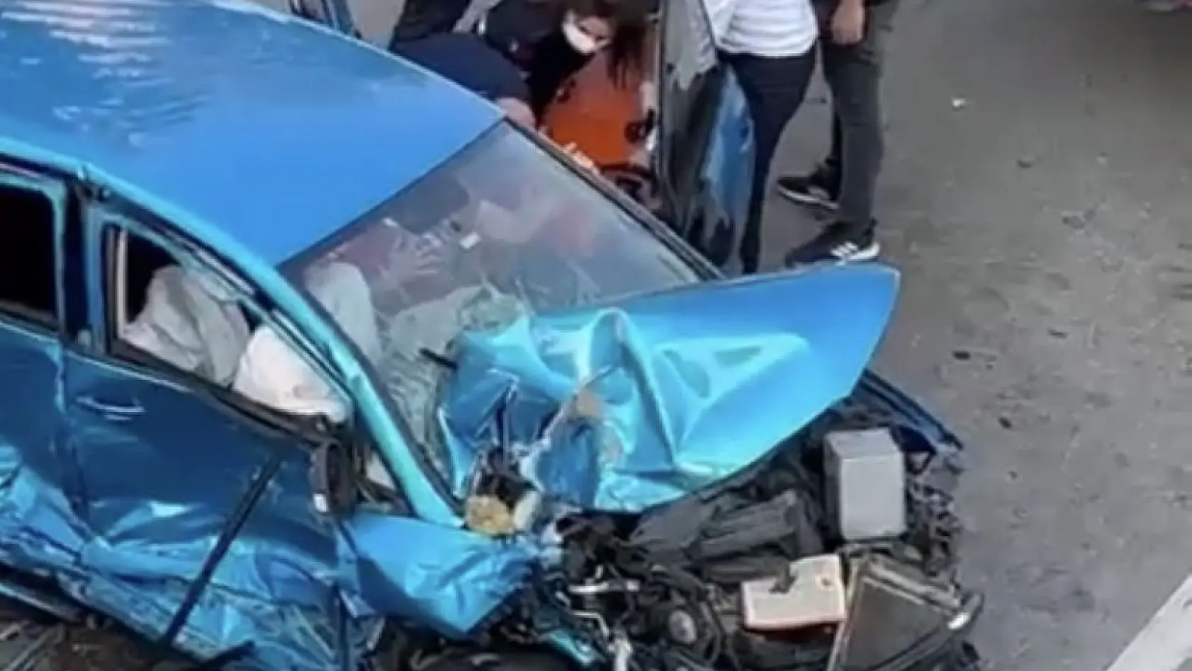 Bursa'da zincirleme kaza : 1 sürücü araçta sıkıştı