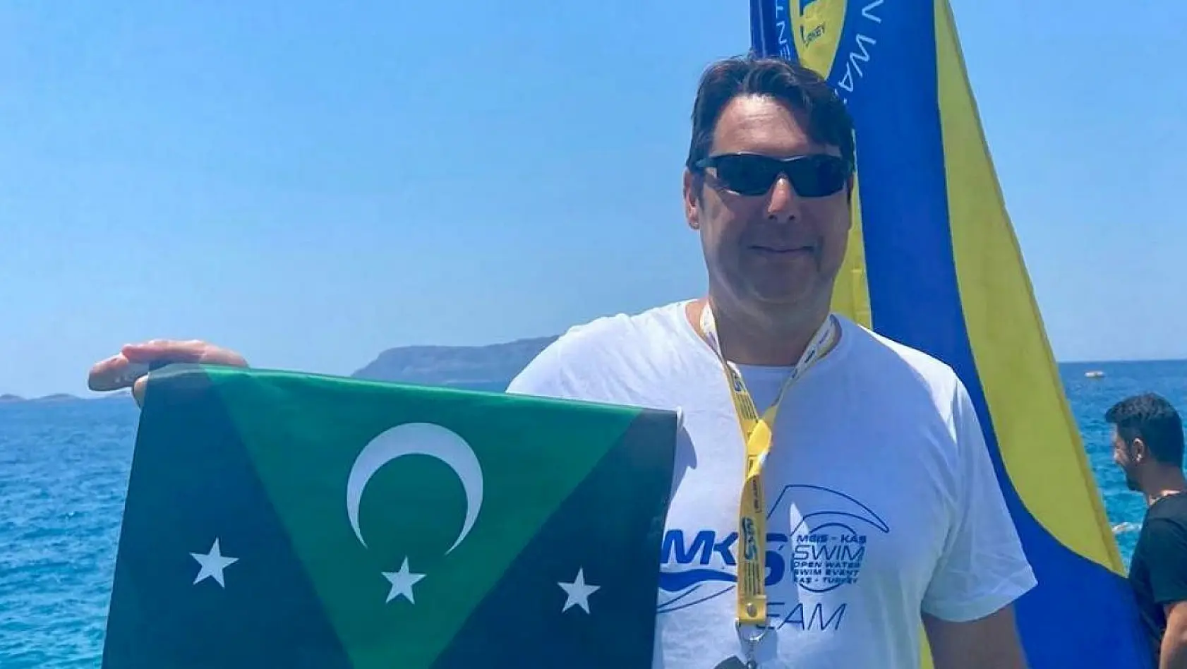 Bursalı belediye başkan yardımcısı Yunan adasından Türkiye'ye yüzerek geçti