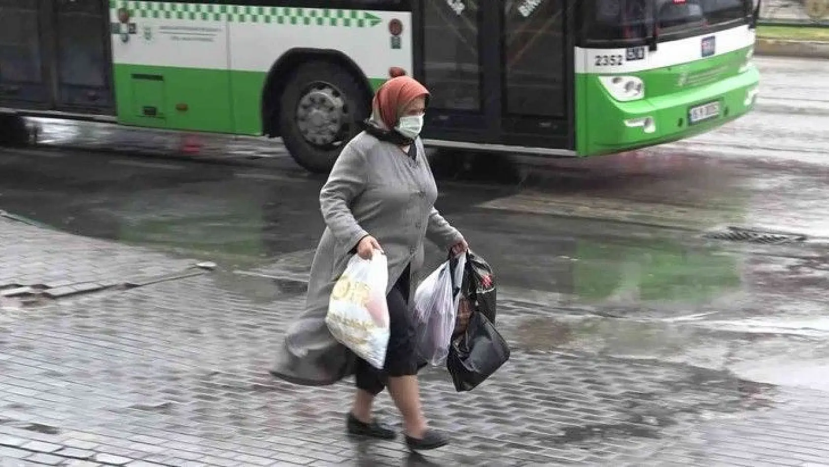 Bursalılar yağmura hazırlıksız yakalandı