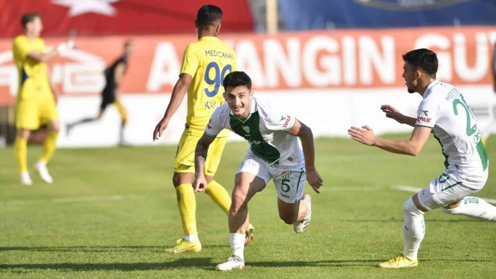 Bursaspor'da ilk deplasman galibiyetinin mutluluğu yaşanıyor