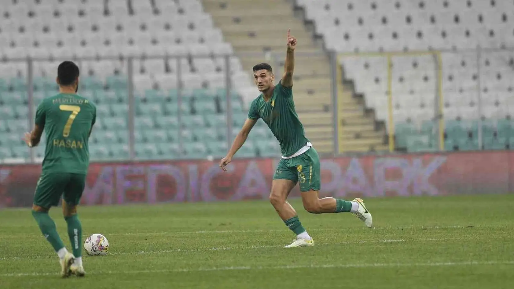 Bursaspor'un genç oyuncusu Ertuğrul Kurtuluş iki hafta sahalardan uzak kalacak