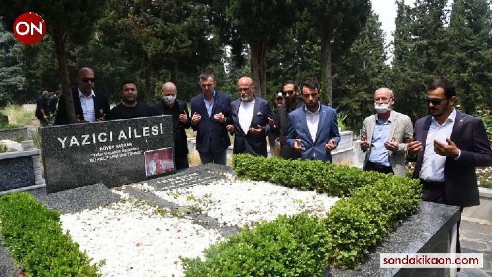 Bursaspor'un yeni yönetimi Yazıcı'nın kabrini ziyaret etti
