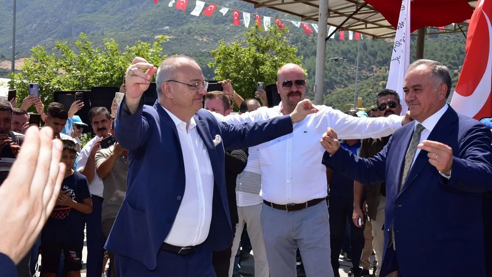 Büyükşehir çalışanlarından maaş zammına davullu zurnalı kutlama