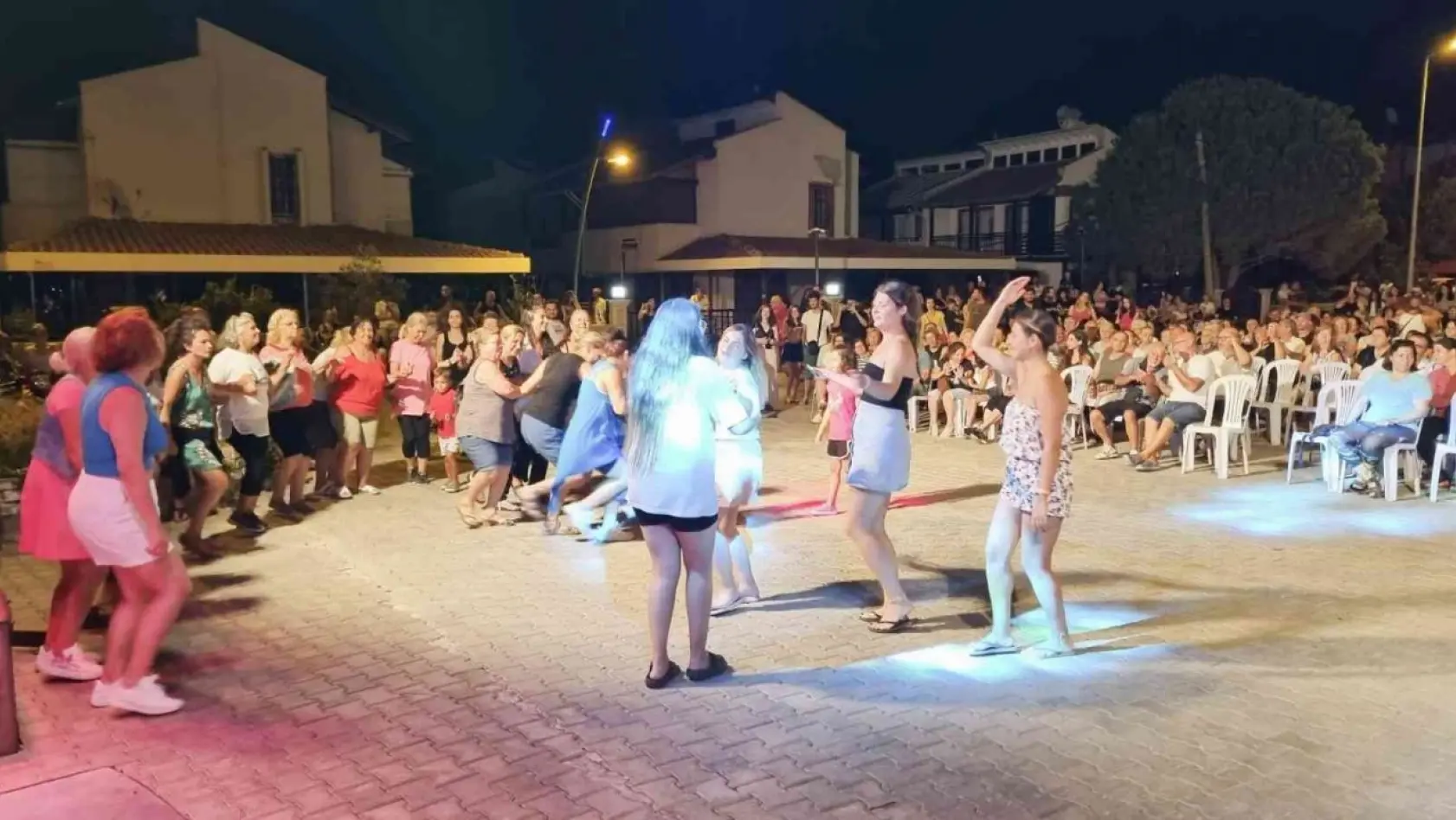 Büyükşehir'den Davutlar Sevgi Plajı'nda yaz konseri