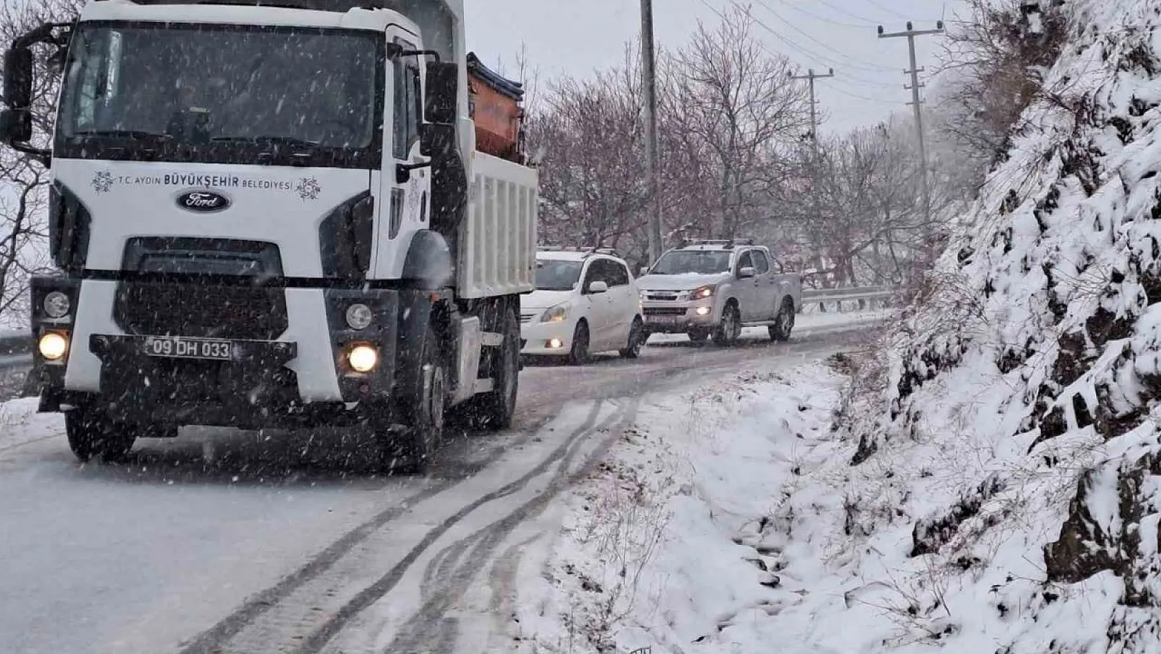 Büyükşehir ekipleri, karla mücadele çalışmalarına devam ediyor