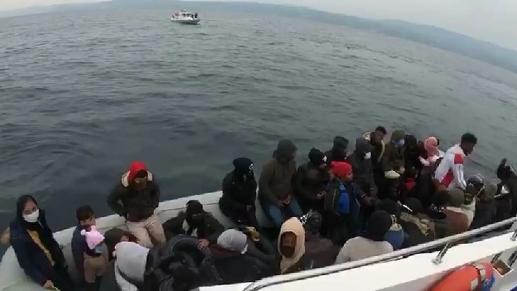 Çanakkale açıklarında 40 düzensiz göçmen kurtarıldı