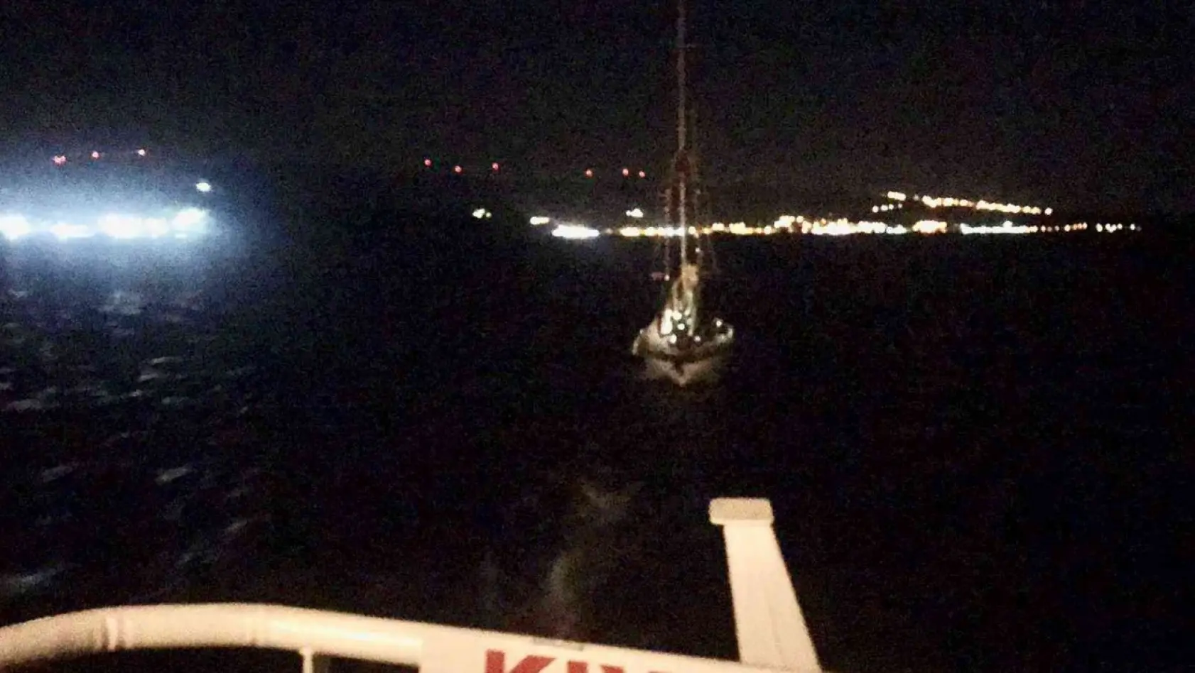 Çanakkale açıklarında sürüklenen tekne kurtarıldı