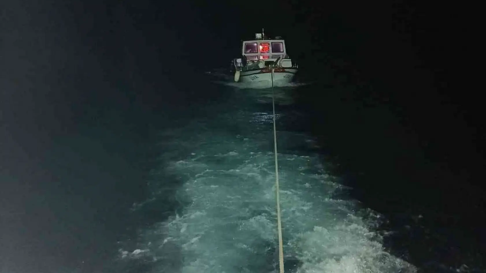 Çanakkale Boğazı'nda makine arızası yapan tekne kurtarıldı