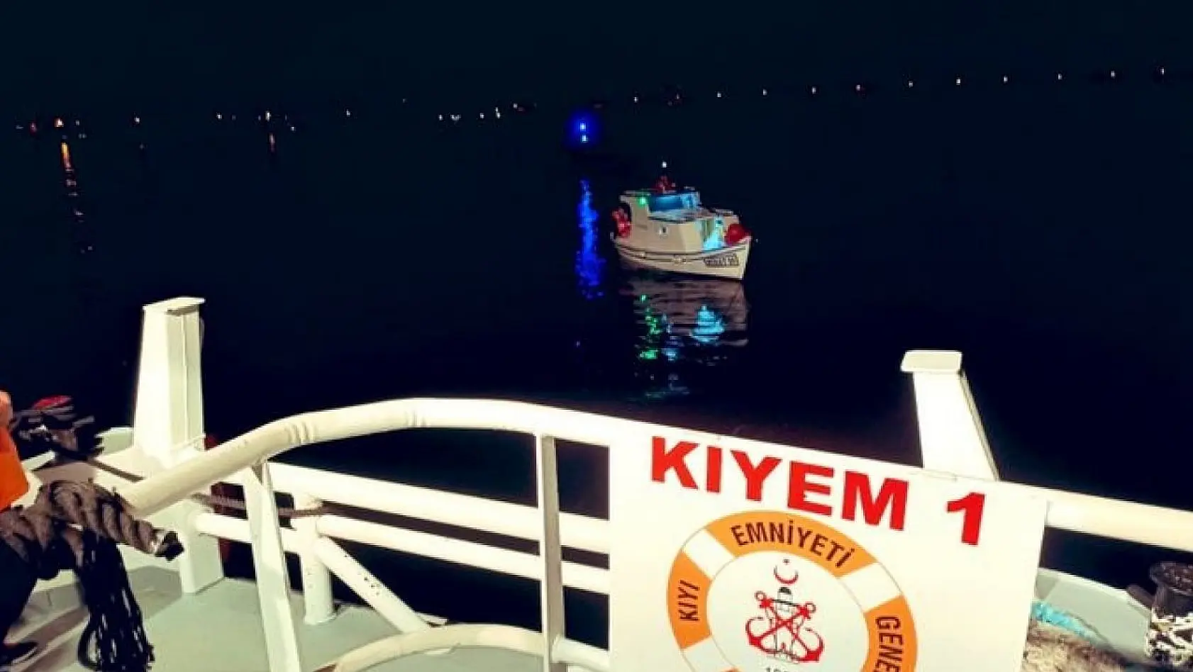 Çanakkale Boğazı'nda makineleri arızalanan tekne, KEGM ekiplerince kurtarıldı